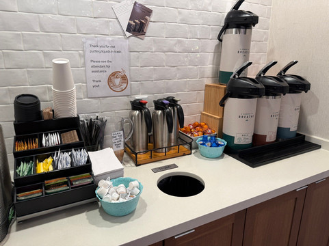 万枫利文斯顿黄石酒店及套房主图