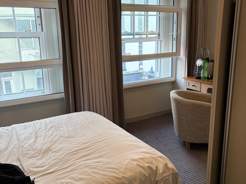 基尔肯尼河庭苑酒店主图