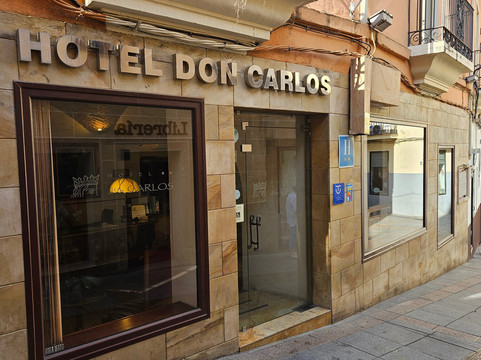 卡塞雷斯唐卡洛斯酒店主图