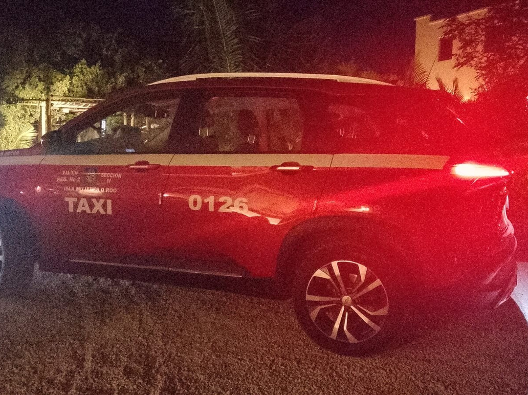 Taxi en Isla Mujeres by Charlie Martinez-女人岛必去景点