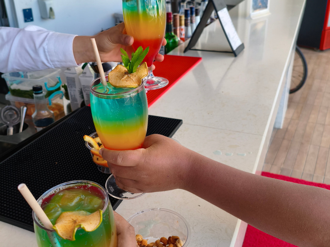 萨拉米斯湾康提酒店主图