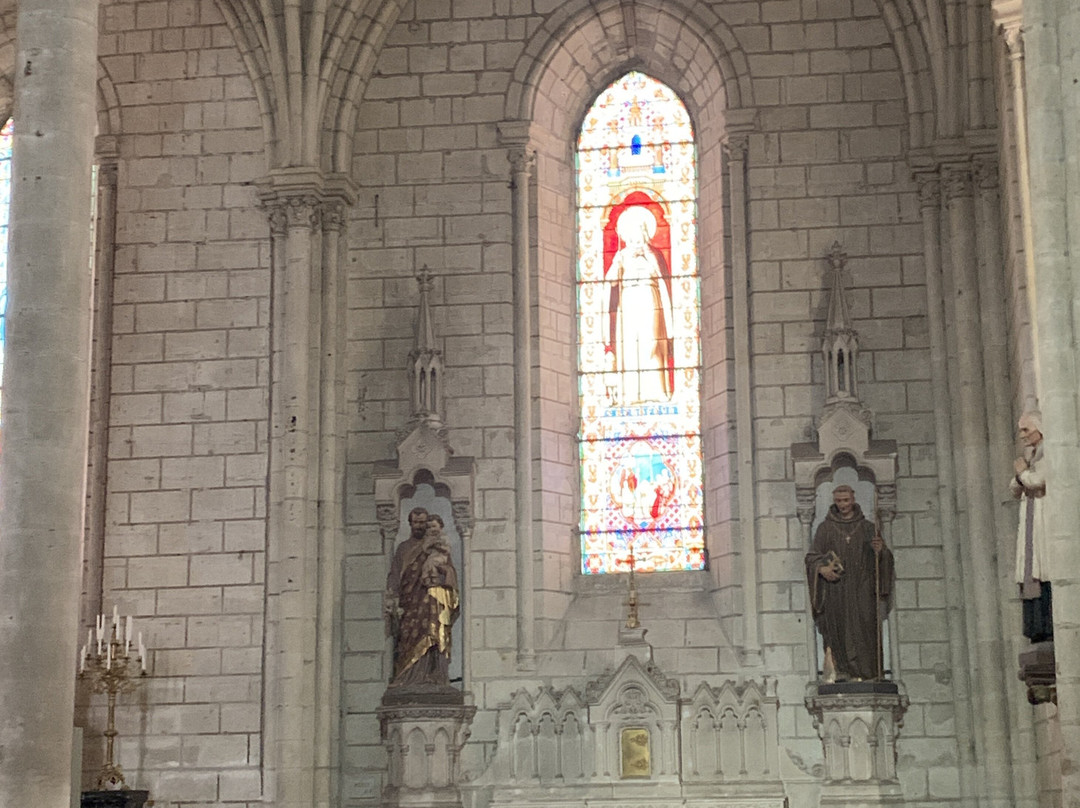 Eglise Saint-Germain-Bourgueil必去景点