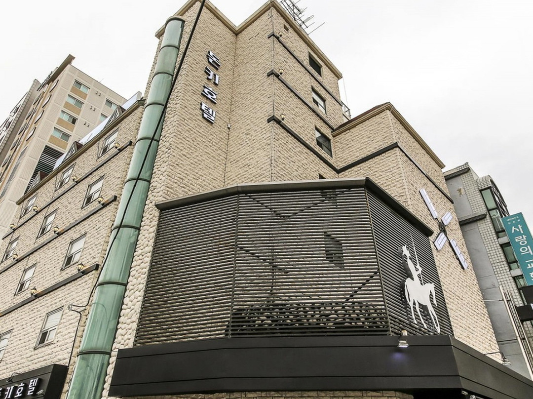 富川堂吉诃德酒店