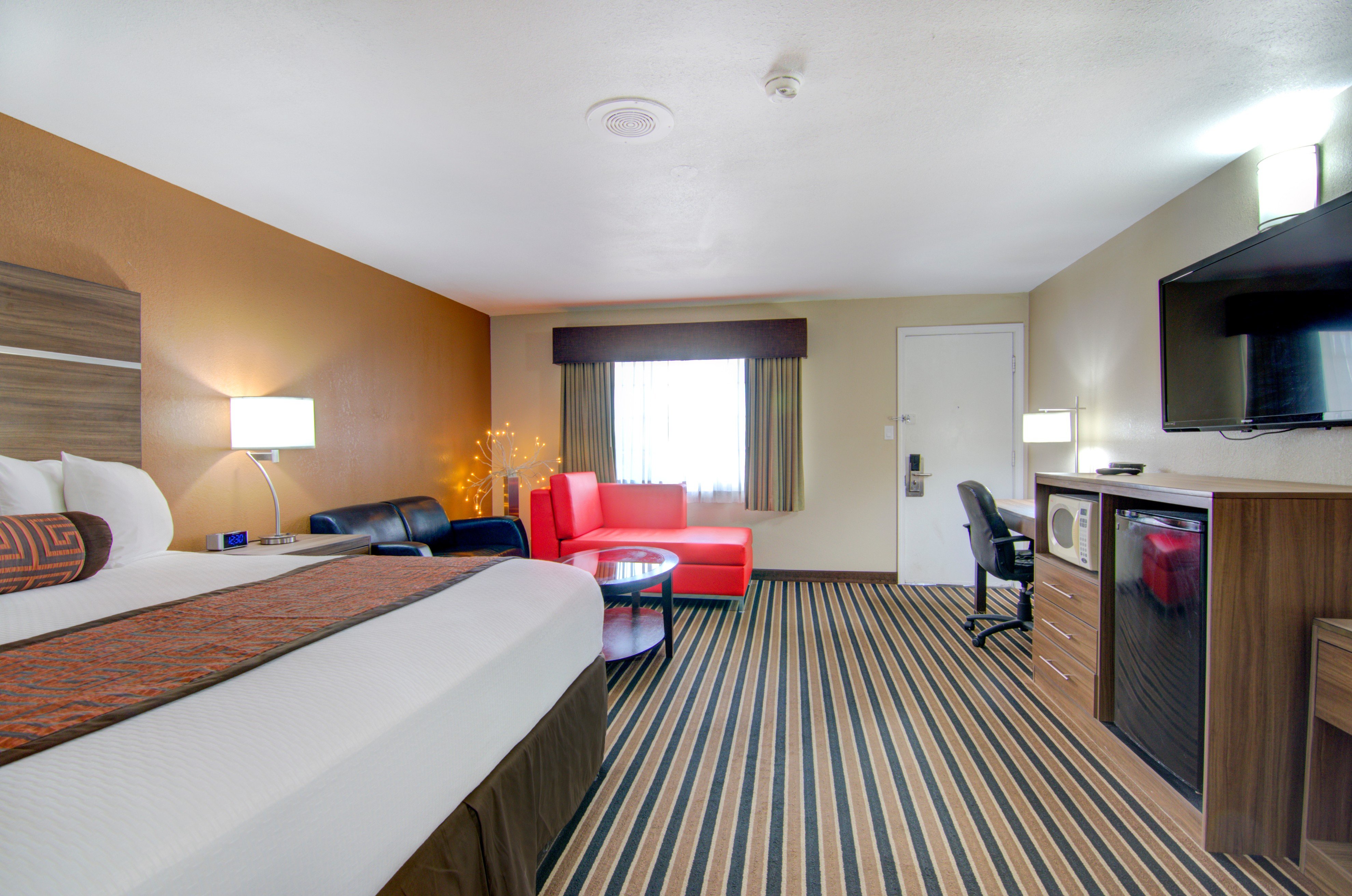 Westbridge Inn & Suites-官方