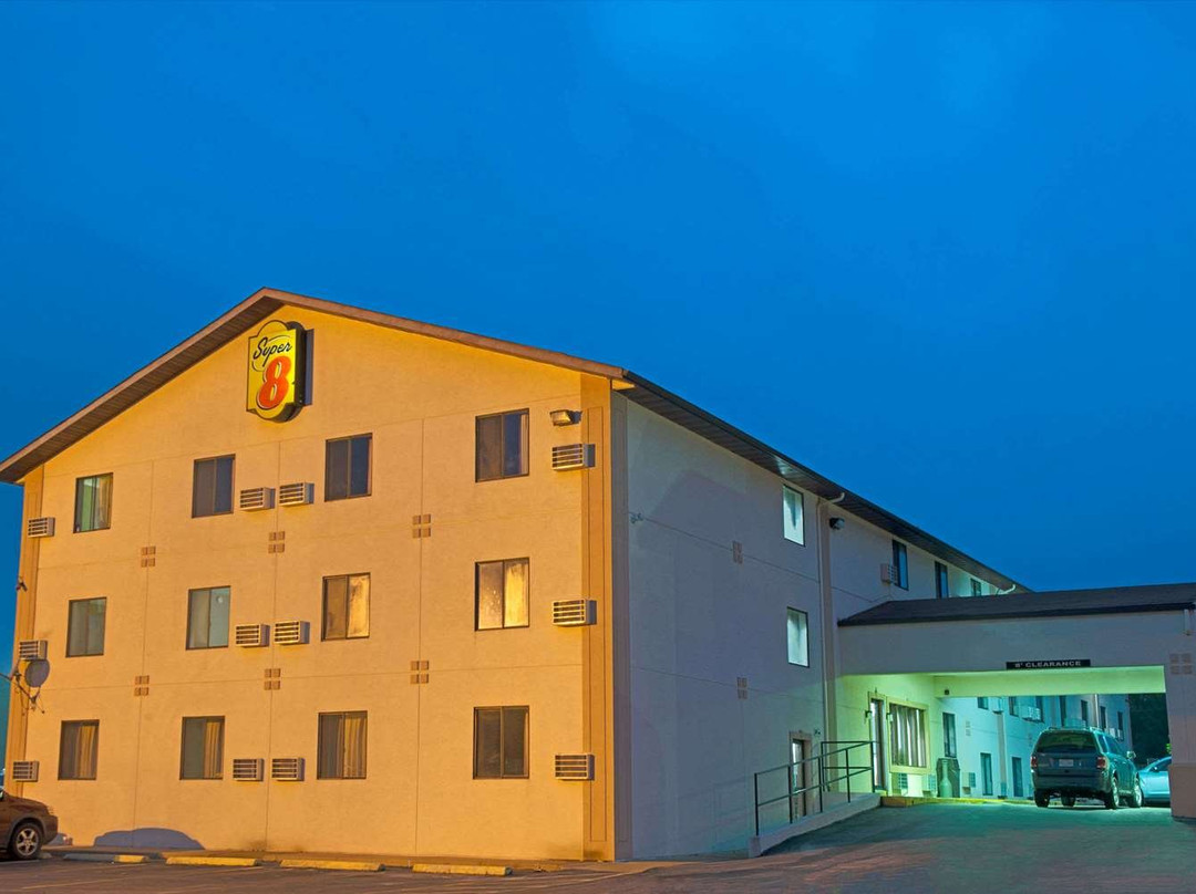 Super 8 by Wyndham Eureka/Six Flags Nearby