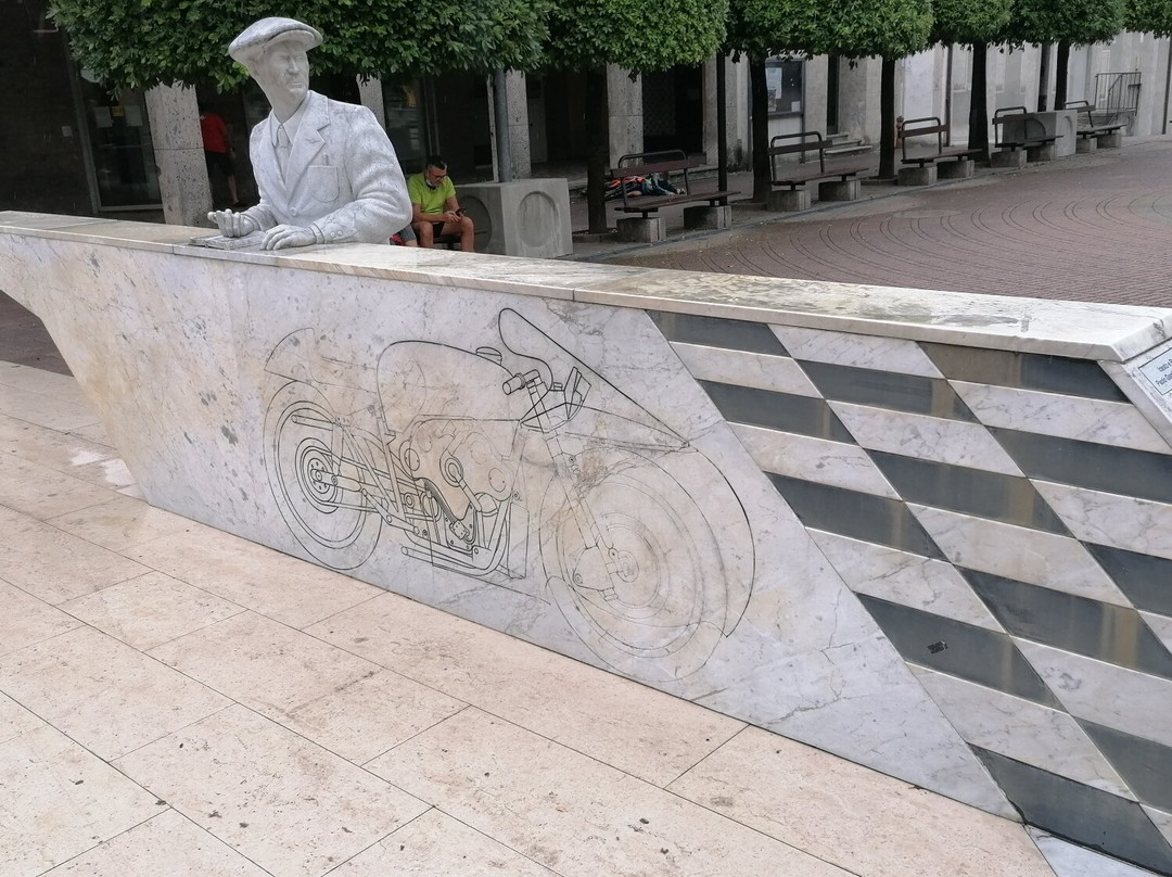 Statua Di Carlo Guzzi景点图片