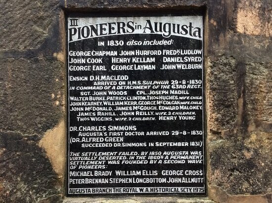 Old Cemetery And Pioneer Memorial景点图片