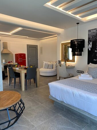 Naxos Pantheon Luxury Apartments主图
