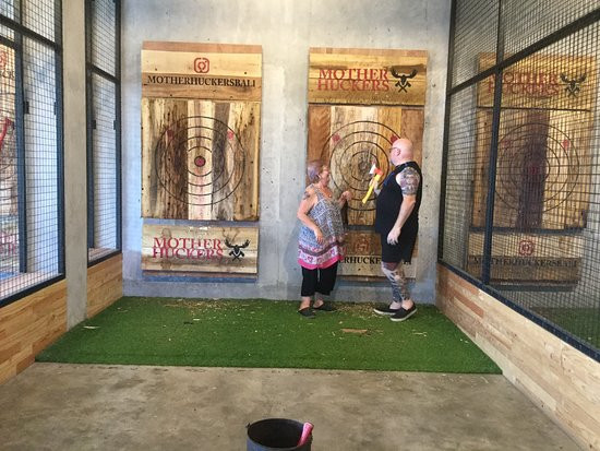 Mother Huckers Axe Club-Tibubeneng必去景点