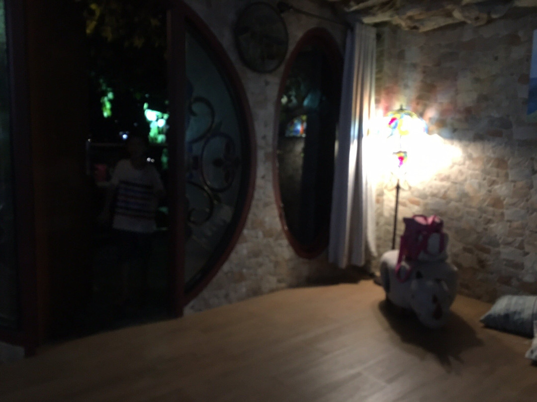 Seruni Hotel Hobbit House