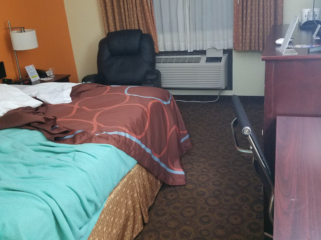 恩波里亚速8酒店主图