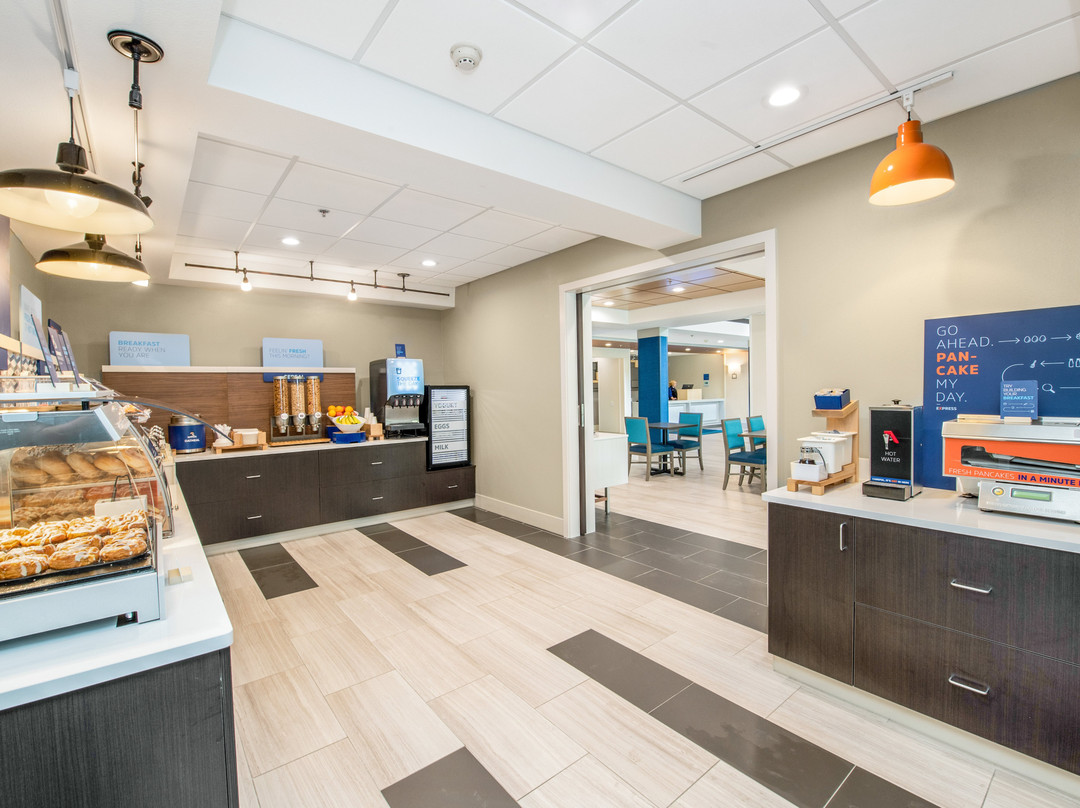 Holiday Inn Express & Suites Delafield By IHG主图