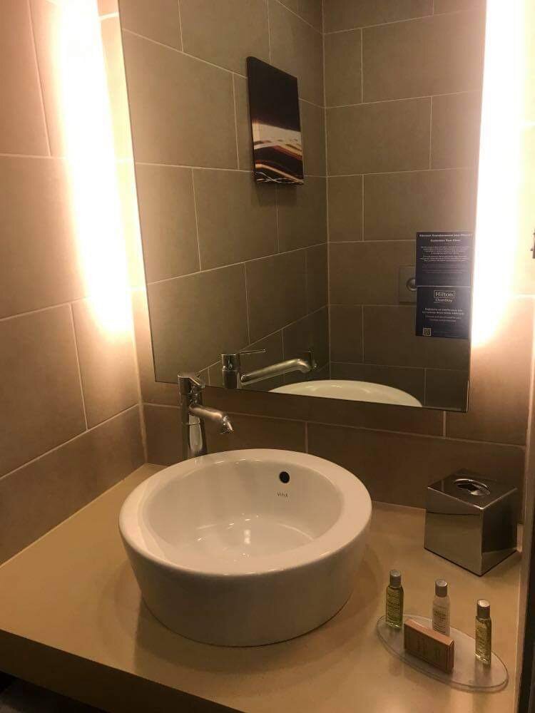 屈塔希亚希尔顿花园酒店-浴室