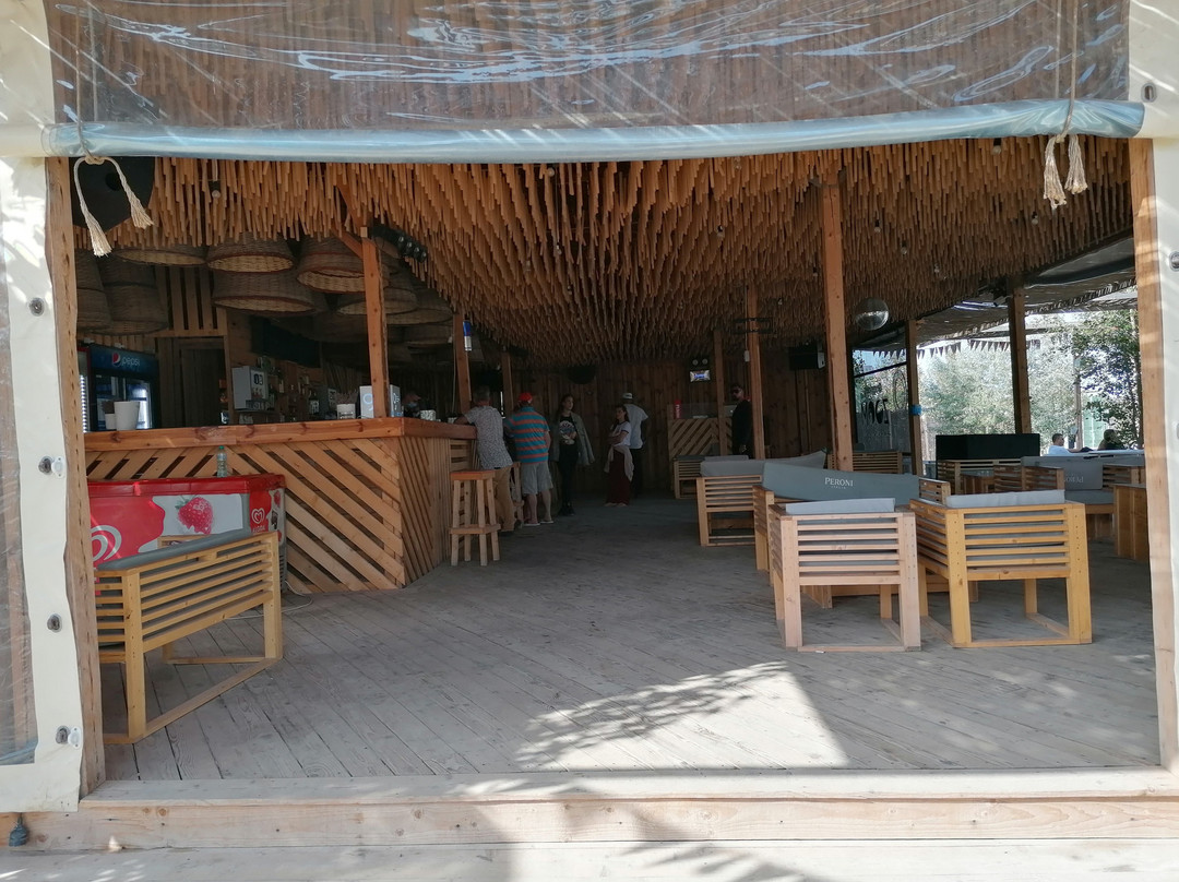 Zoom Beach景点图片