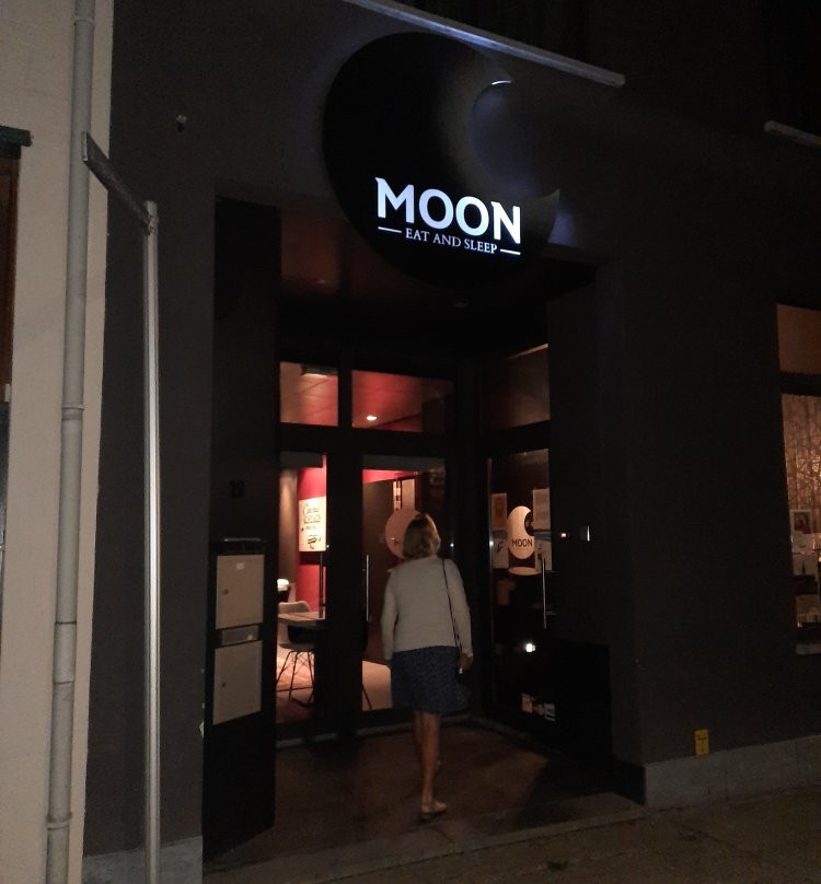 月亮食寝酒店主图