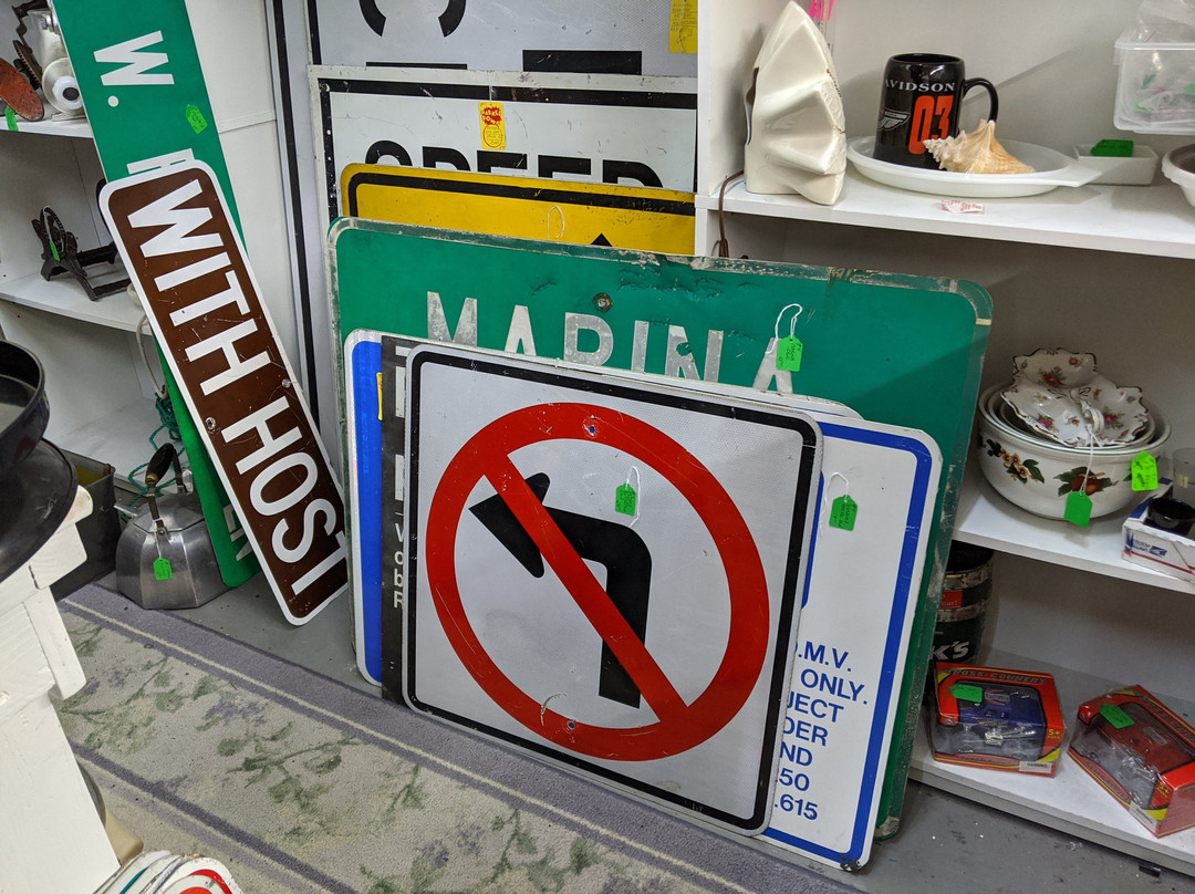 Blue Dolphin Antiques & Collectables-弗洛伦斯必去景点