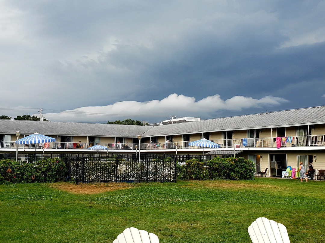 Friendship Oceanfront Suites主图