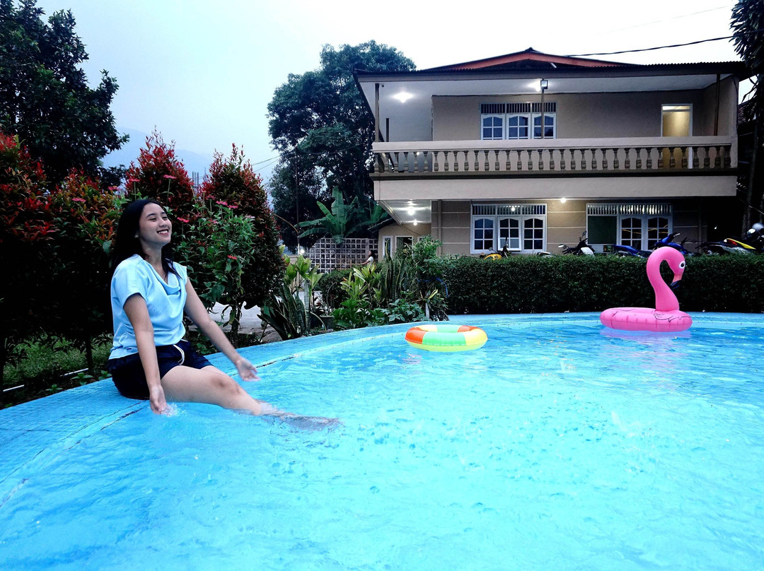 Residences By RedDoorz Near Taman Safari主图