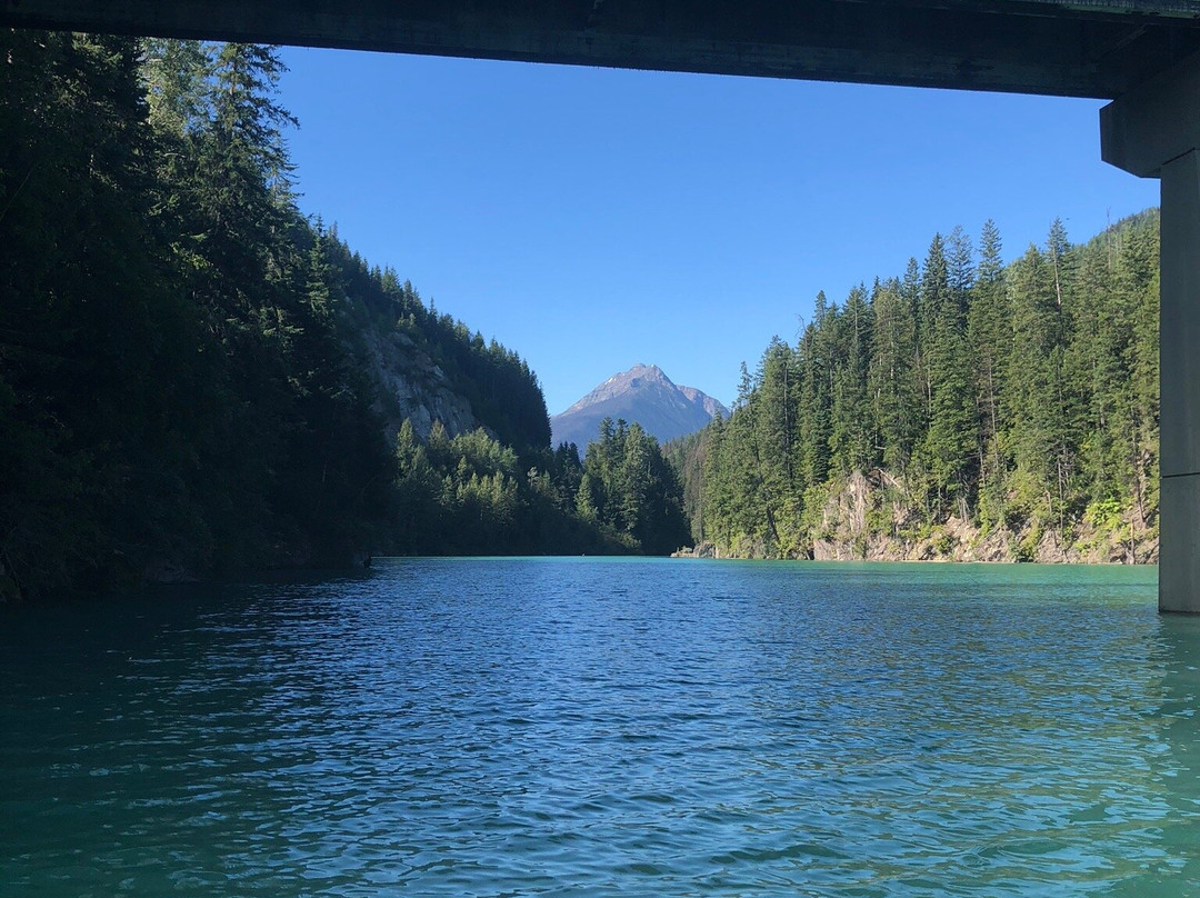Kinbasket Lake景点图片