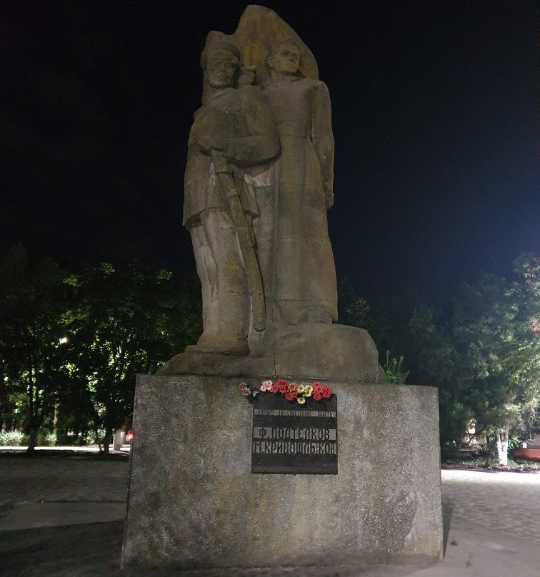 Monument to Podtelkov and Krivoshlykov景点图片