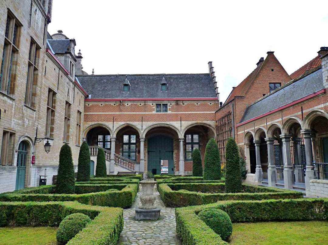 Paleis van Margareta van Oostenrijk (Palace of Margaret of Austria)景点图片