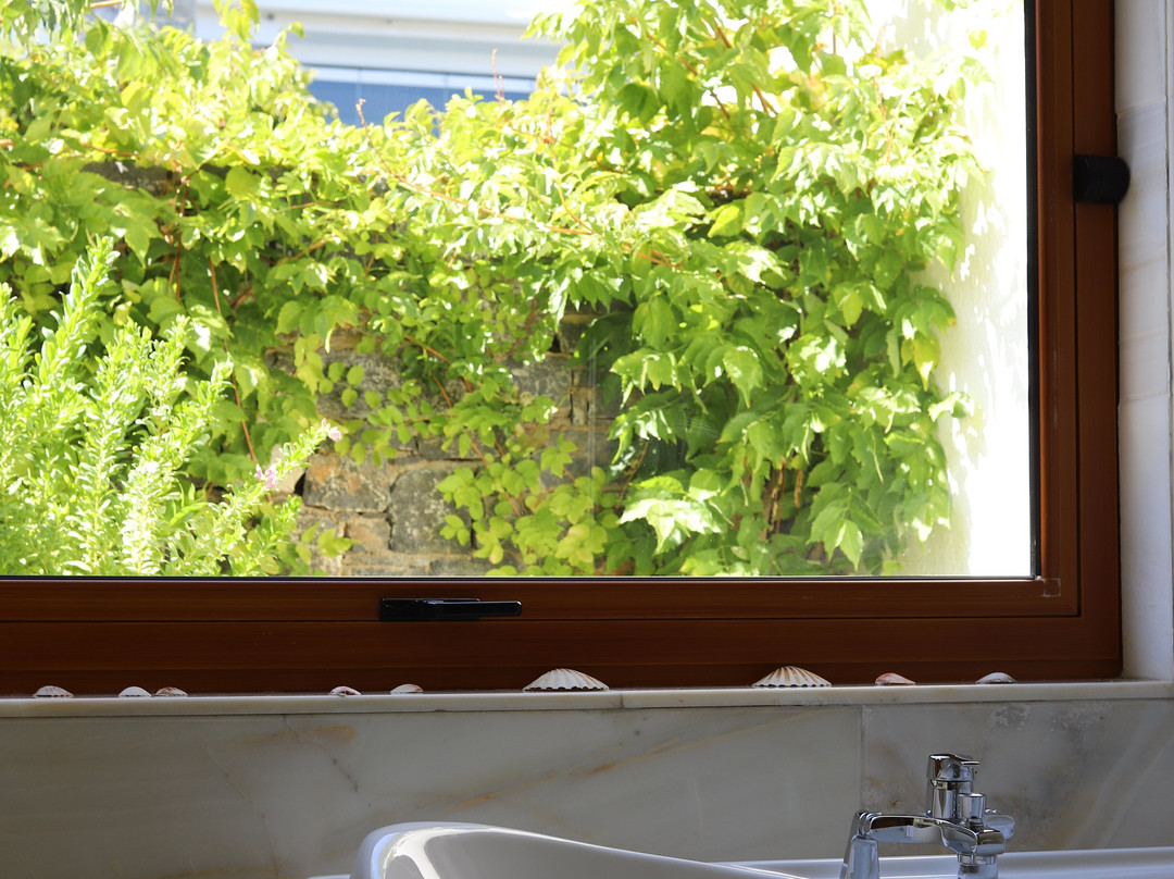 伊罗达半岛全套房酒店主图