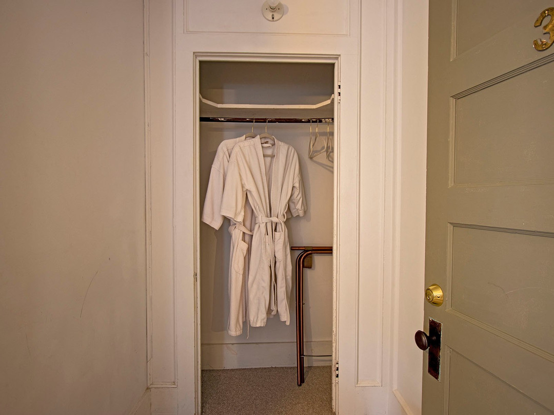 The Woodbine Inn主图