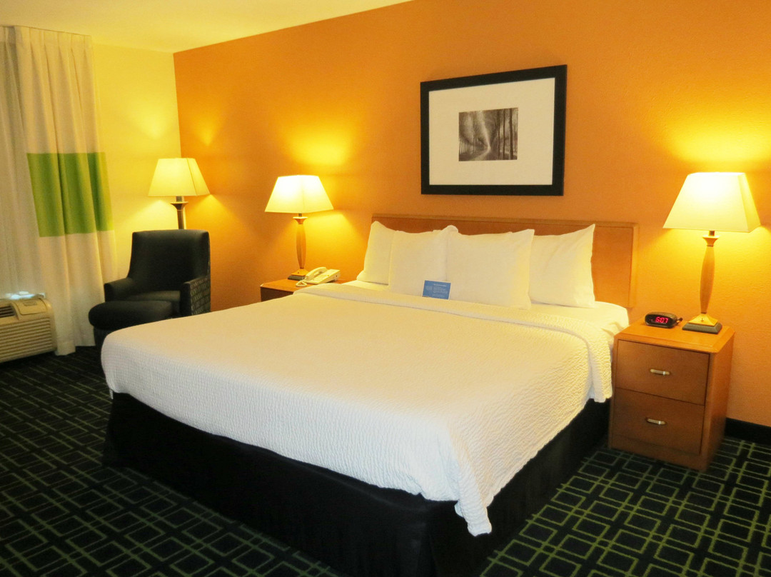 芒特弗农雷德湖费尔菲尔德套房酒店主图