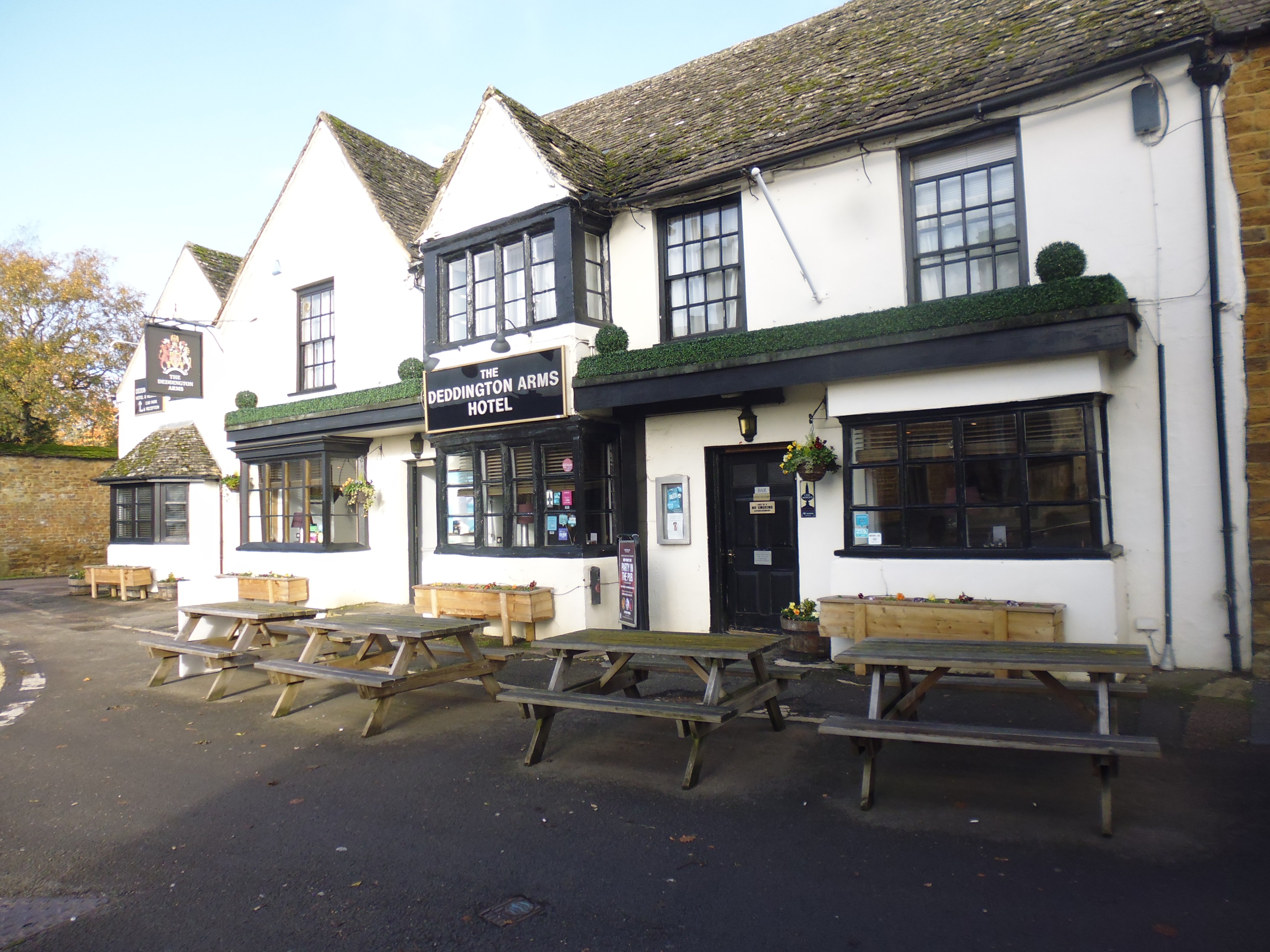 Deddington Arms Hotel-浴室