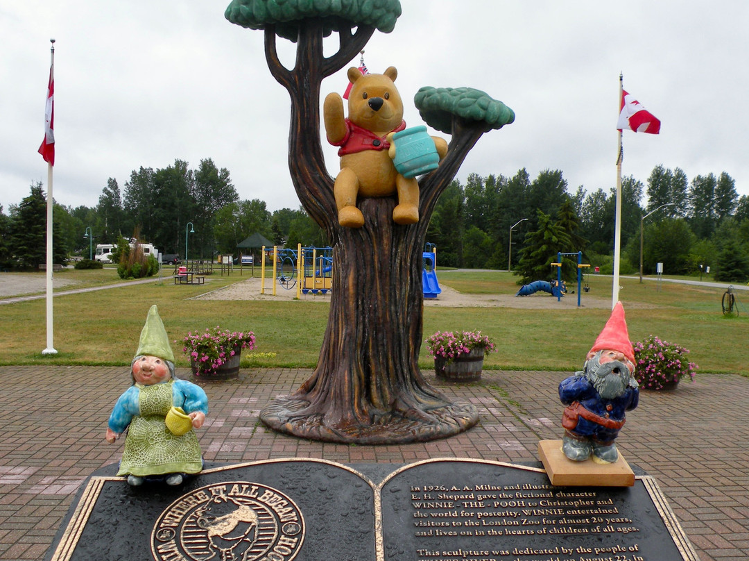 Winnie the Pooh Bronze Statue景点图片