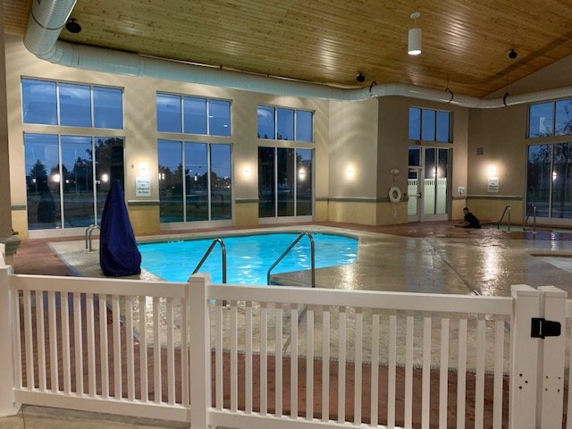 Holiday Inn Express & Suites Green Bay East By IHG-泳池