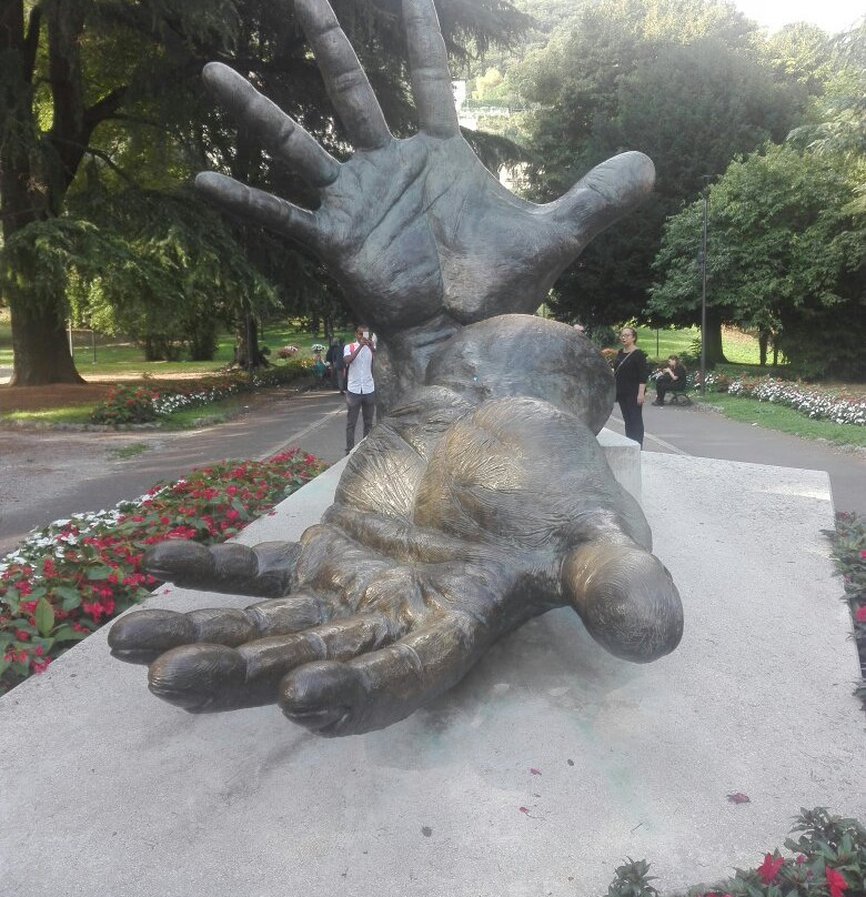 Monumento Le Mani-科莫必去景点
