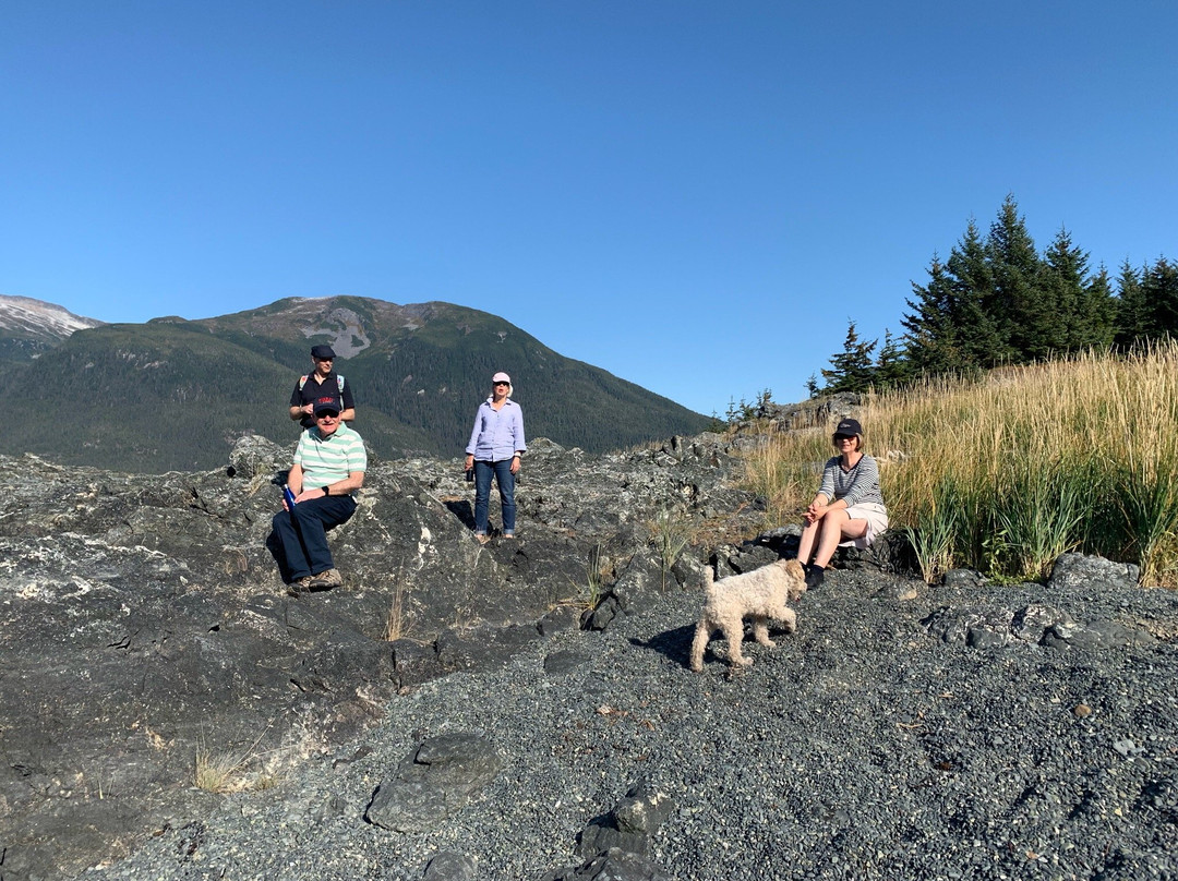 Cliffhanger B and B主图