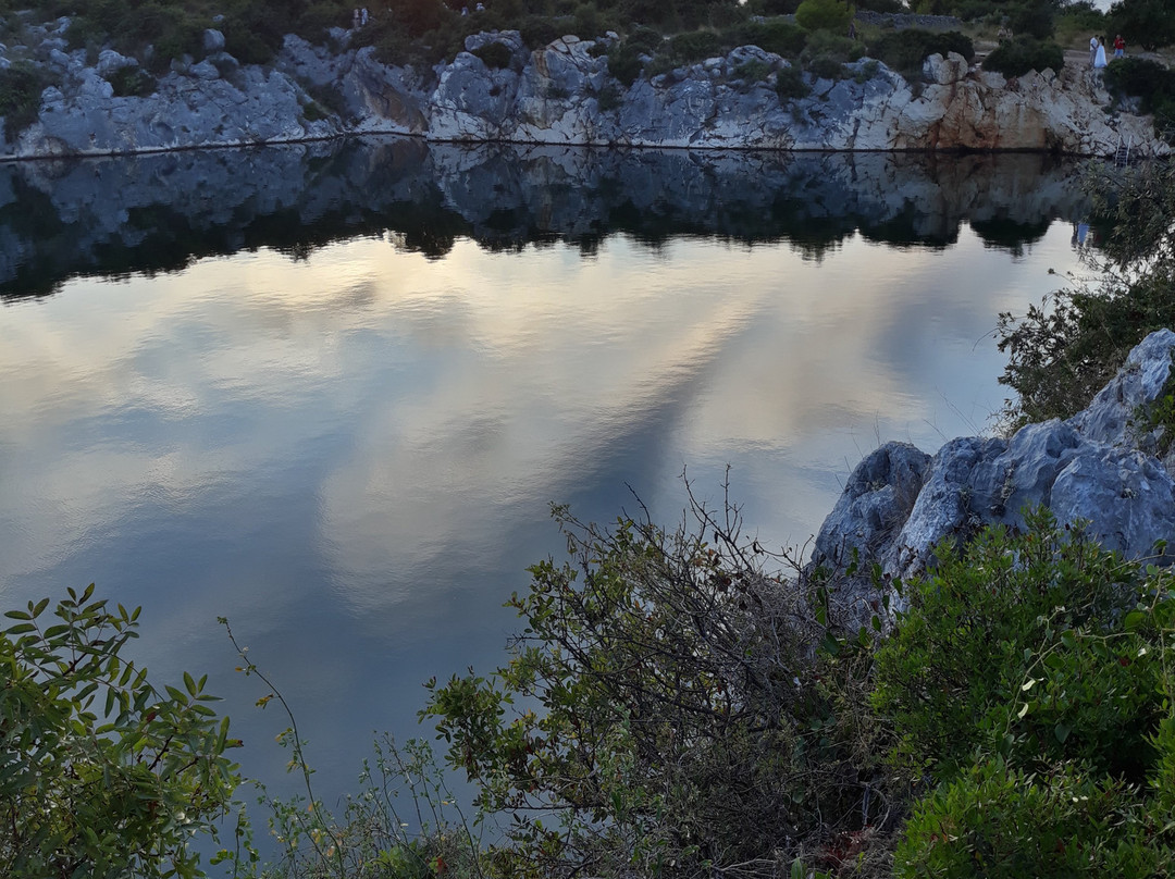 Dragon's  Eye Lake景点图片