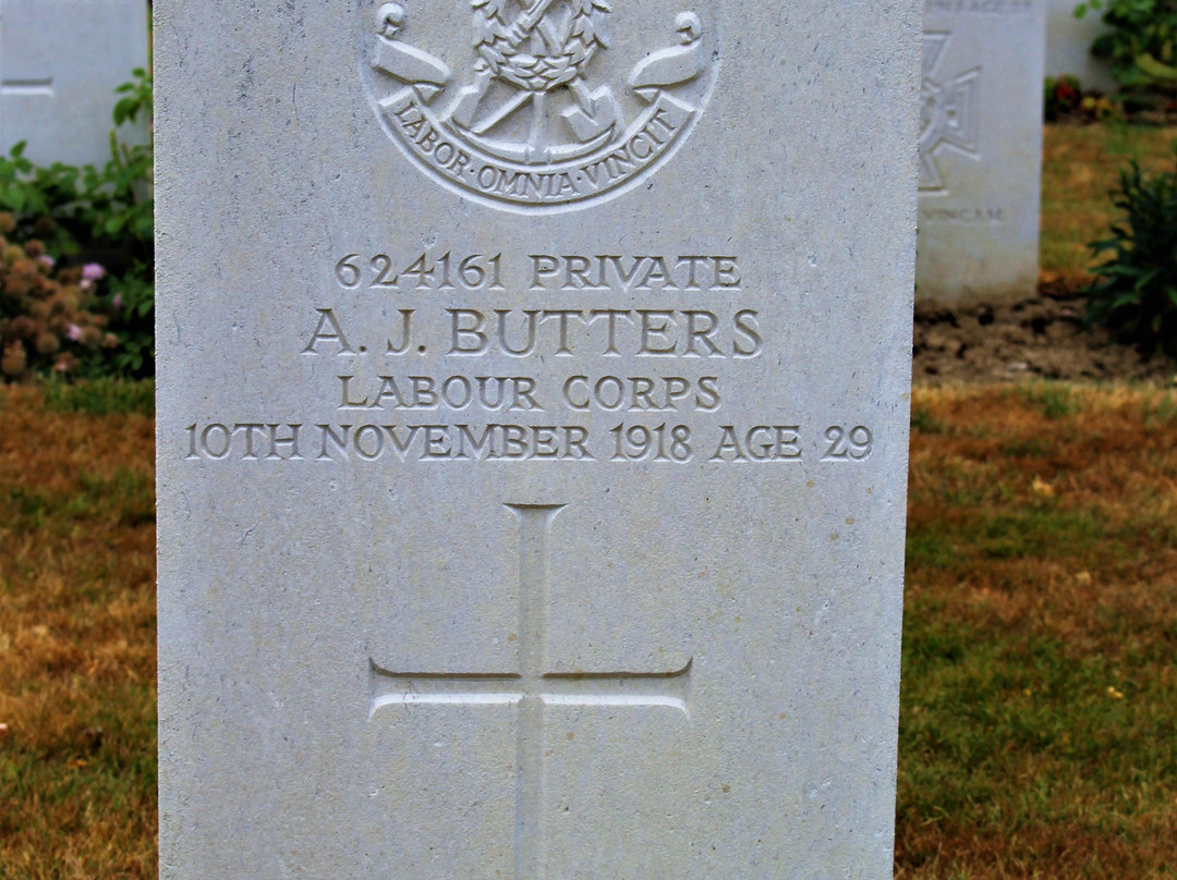 Y Farm Military Cemetery-Bois-Grenier必去景点