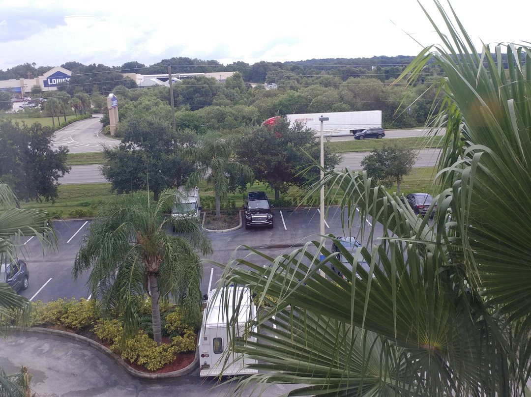 威尔士湖希尔顿恒庭旅馆&套房酒店主图