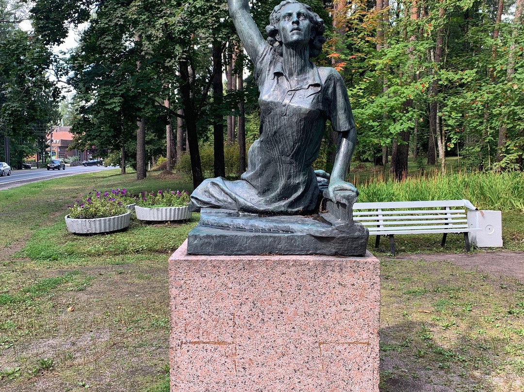 Monument to Raymonde Dien景点图片