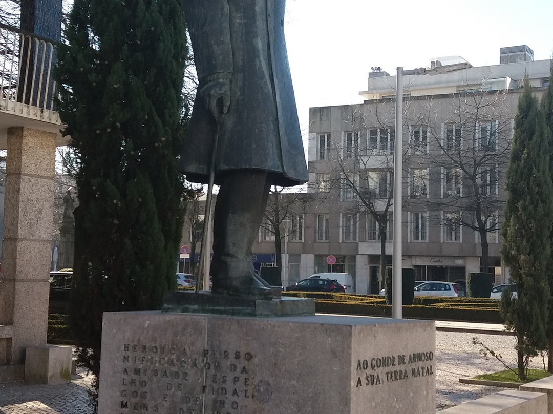 Monumento ao Conde de Arnoso-吉马良斯必去景点