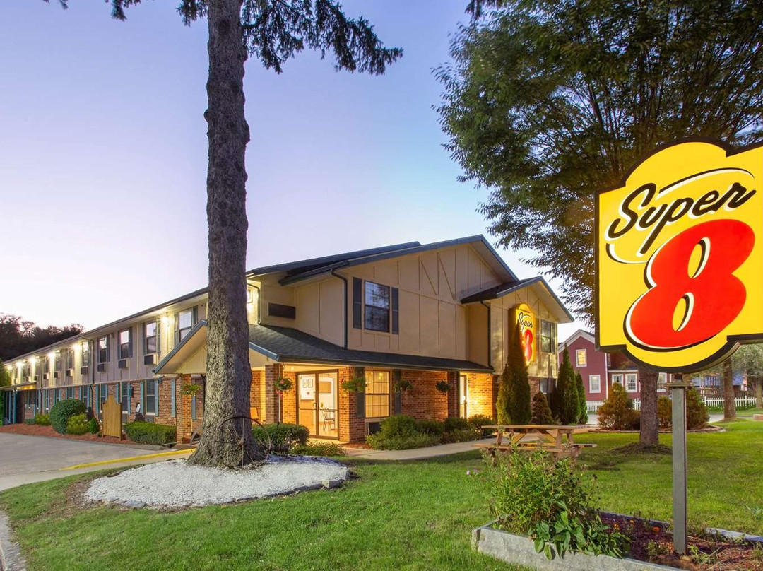 李/伯克夏/折扣店区速8酒店主图