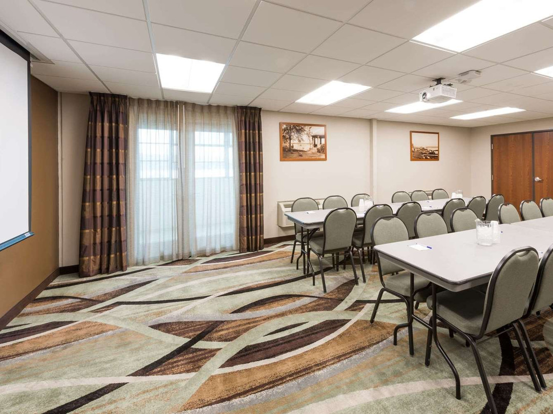 Off Shore Inn & Suites主图