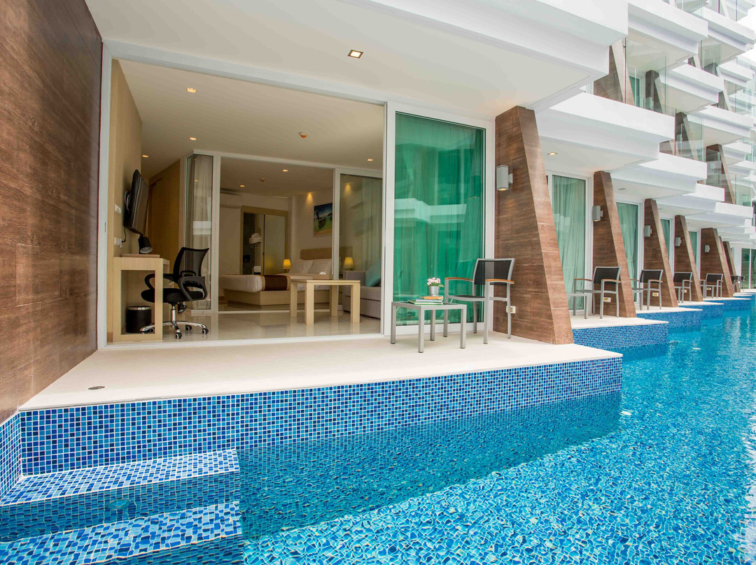 The Beachfront Hotel Phuket主图