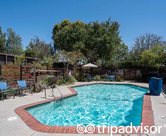 威斯勒溪畔酒店-泳池