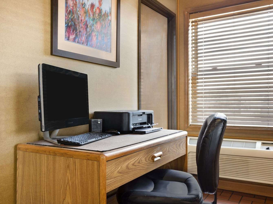 奥尔顿速8酒店主图