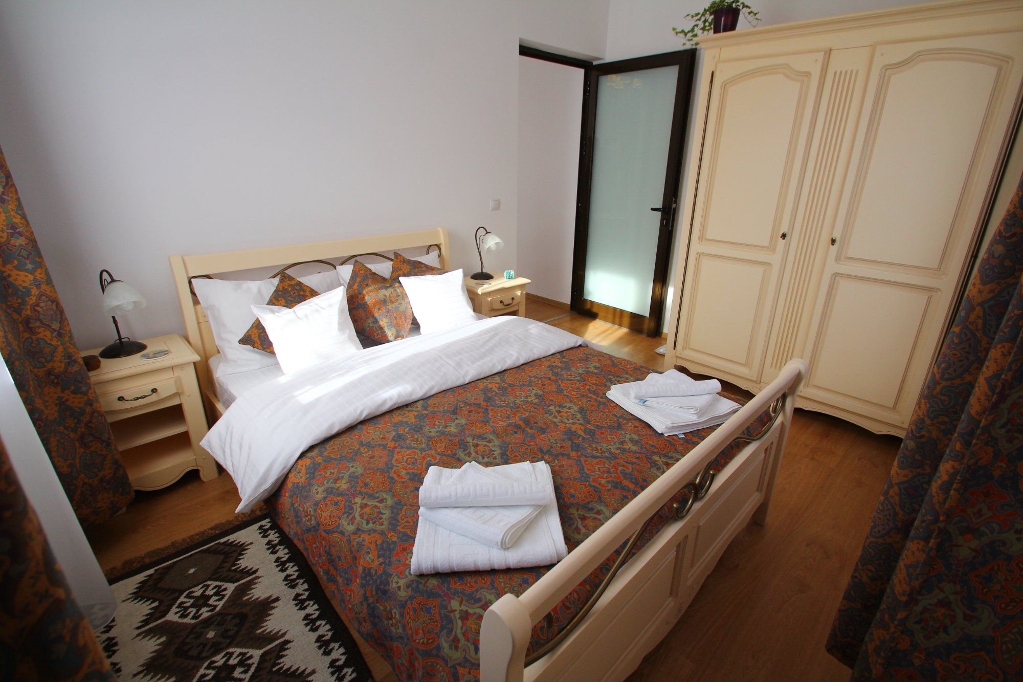 Flora Luxury House-官方