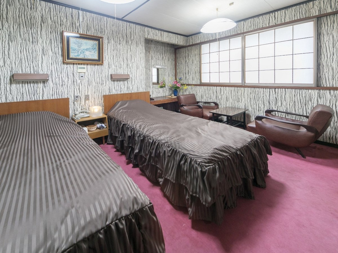 松荣河畔酒店主图