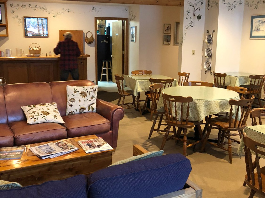 The Snowed Inn主图