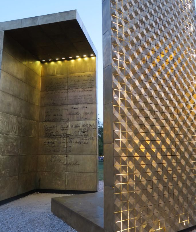 Independence Monument-地拉那必去景点