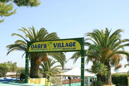 Oasi's Beach Village景点图片