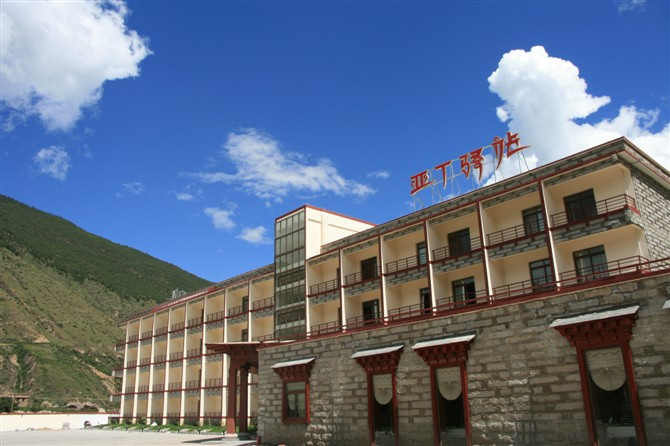 稻城亚丁驿站酒店主图