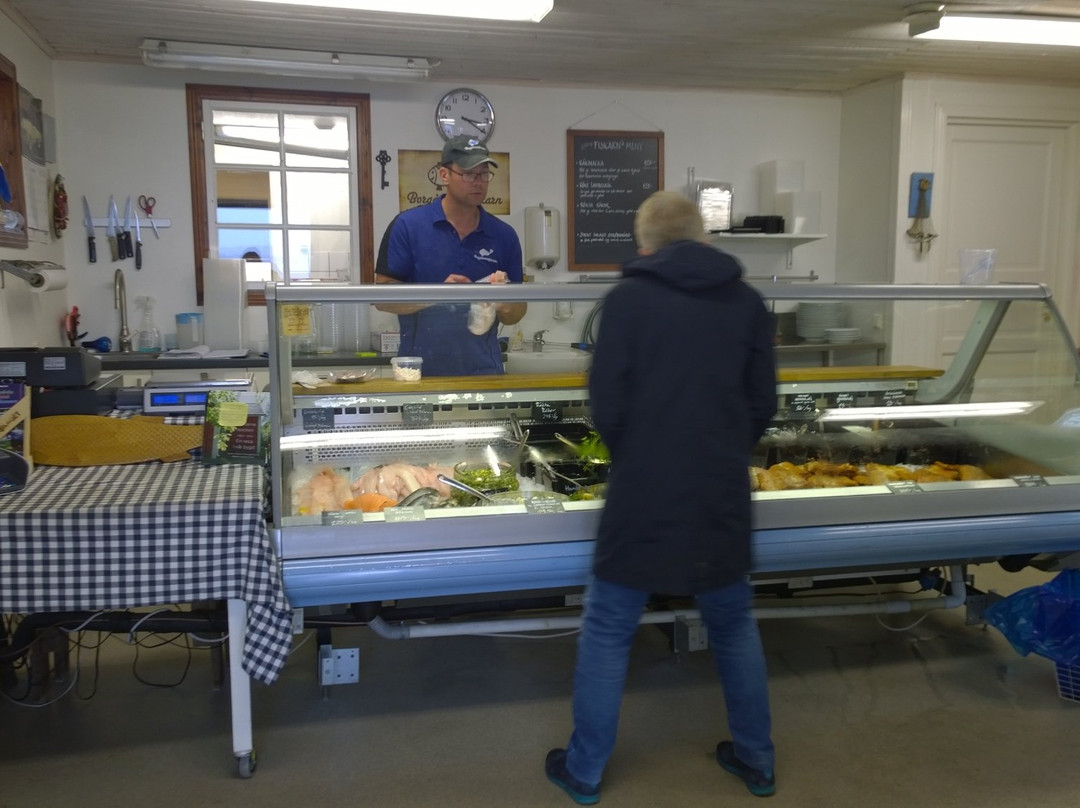 Strömsholm餐馆和美食-Fiskarn i Borgåsund